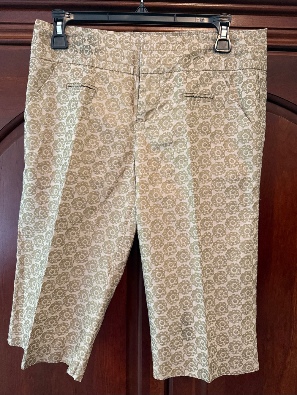 Women’s Anthropologie Printed Beige and Gold Floral Bermuda Short size 2
